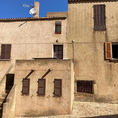 Chaleureux Dans Un Petit Hameau Tranquille *